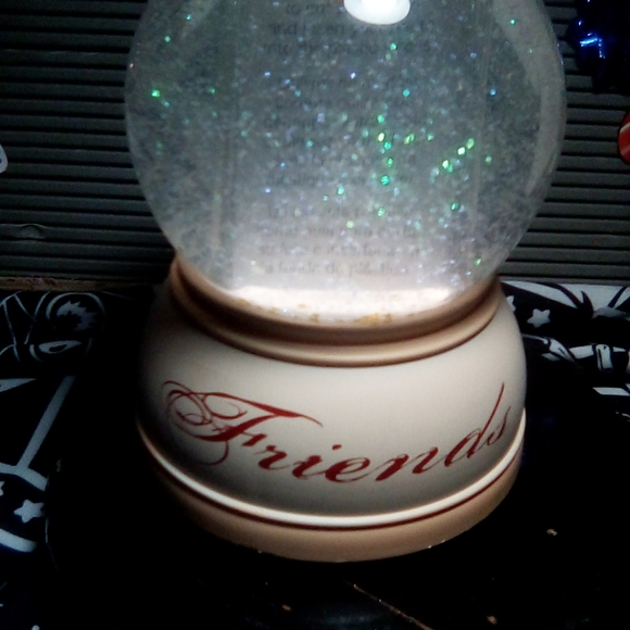 BRAND NEW FRIENDS SNOWGLOBE - Picture 2 of 2
